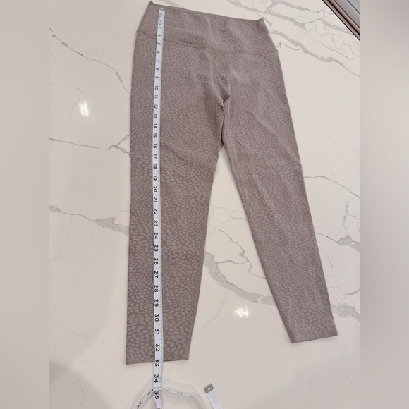 Beyond Yoga Soft Cocoa Animal Print Leggings size Medium - Picture 4 of 8